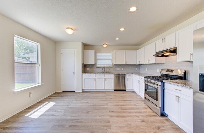 Building Photo - 15002 Sunset Bay Ct