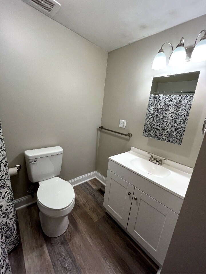 Building Photo - 1390 Lincoln Dr