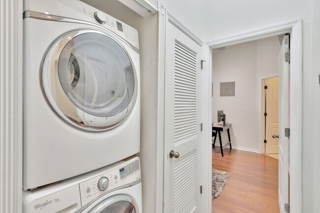 Building Photo - Great Townhouse in Gated Community