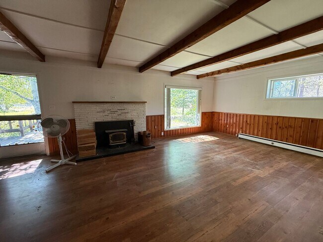 Building Photo - Country Setting, Close to Town – Charming 2 Bed, 2 Bath Home
