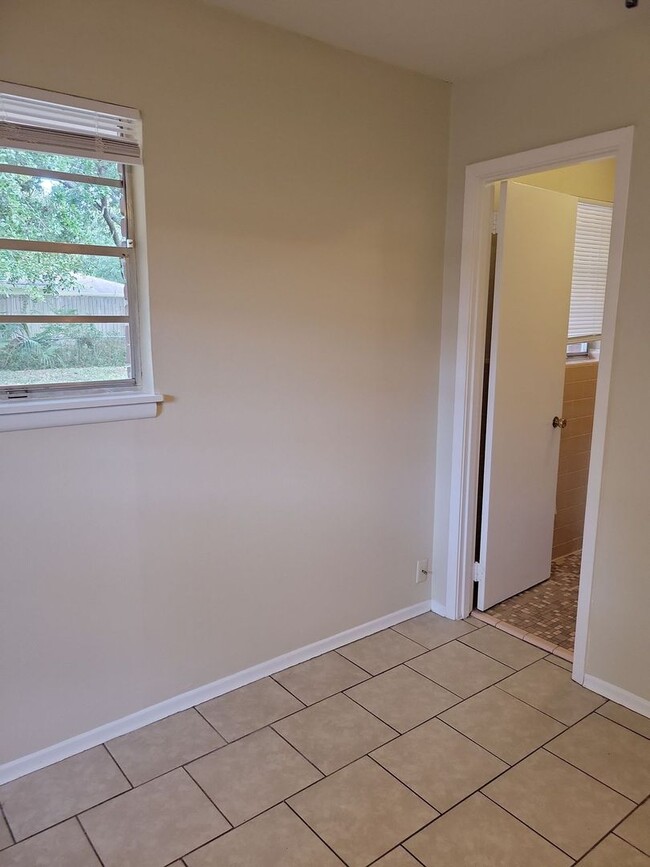 Building Photo - 3 BD 1.5 BA Ocean Springs Rental in the Go...