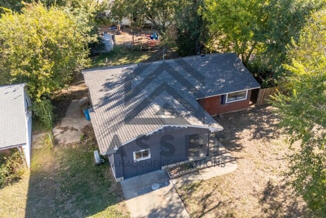 Building Photo - Cute 4 bedroom House