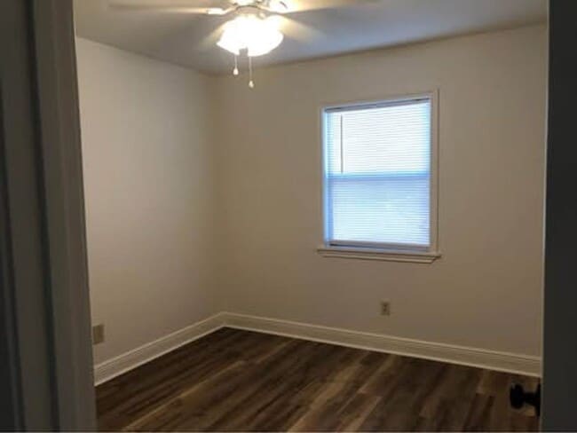 Building Photo - Move In Ready Townhome