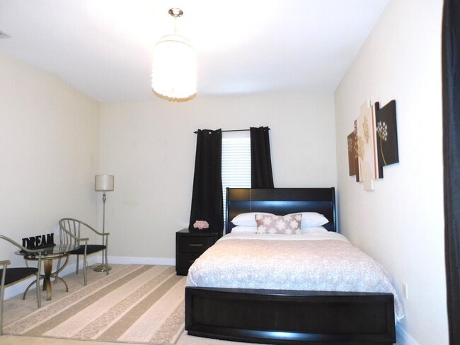 Building Photo - 2613 Treanor Terrace