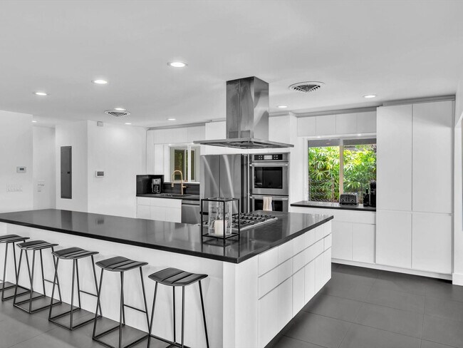 Building Photo - 1640 NE 43rd St