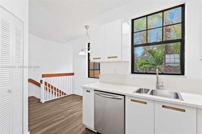 Building Photo - 15569 N Miami Lakeway