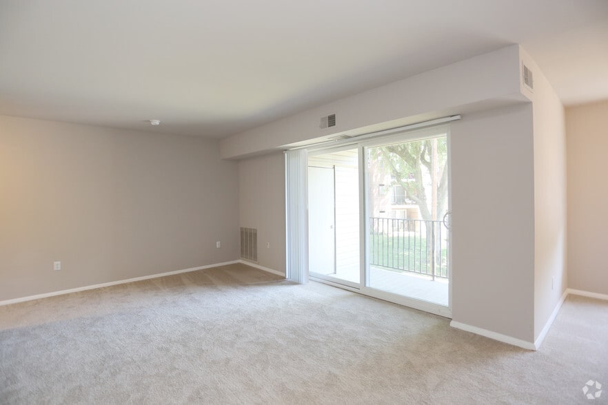 Living Room - Creekside North Apartments