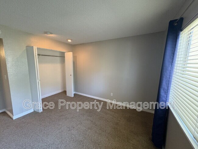 Building Photo - 8555 E Fairmount Dr