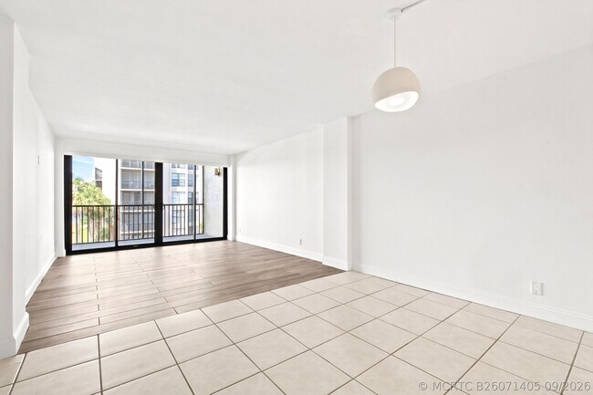 Building Photo - 8 Royal Palm Way