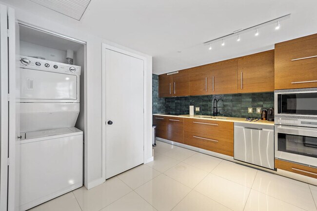 Building Photo - 481 Brickell Ave