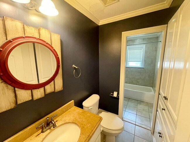 Building Photo - 204 Bay Park Dr