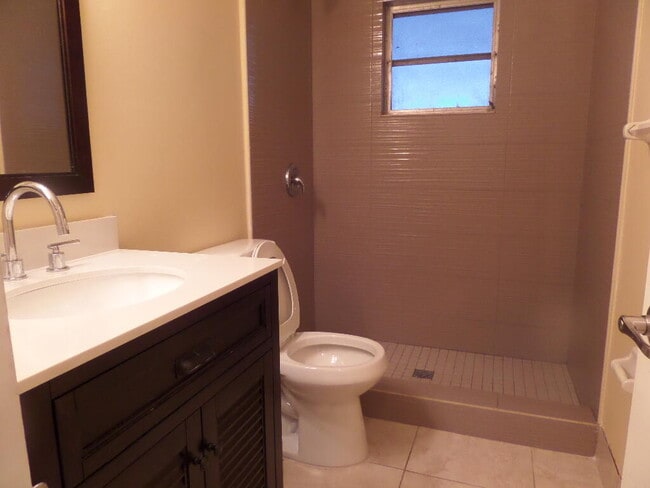 Building Photo - 9145 E Highland Pines Blvd