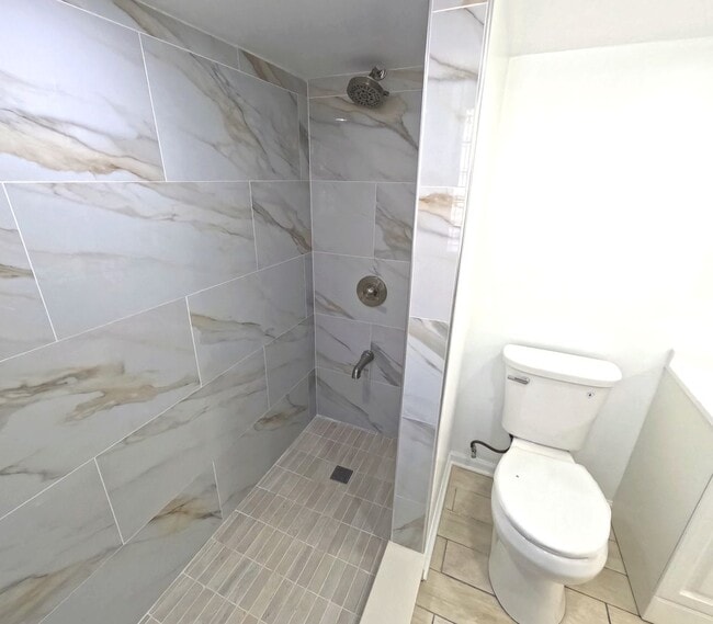 Building Photo - Beautiful Home Lowell Ave.