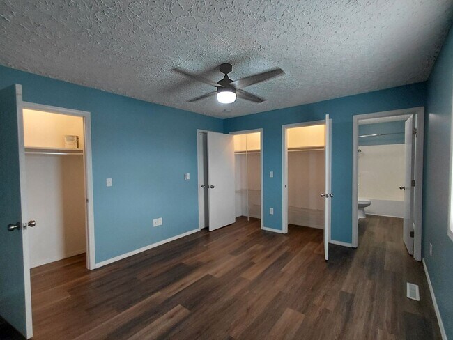 Building Photo - 15430 Top Dr
