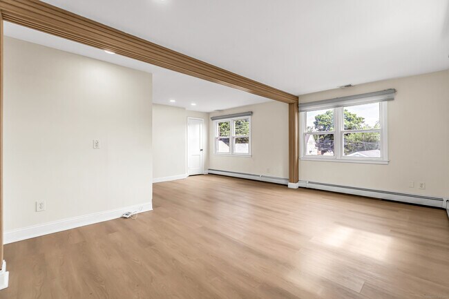 Building Photo - 154 Temple St