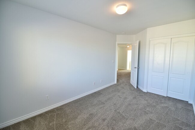 Building Photo - BEAUTIFUL 4BED/3BATH Home w/ 2 Car Garage ...