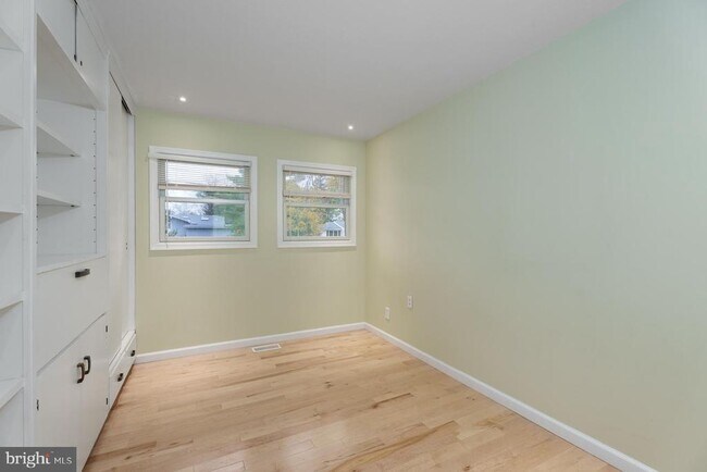 Building Photo - 384 Walnut Ln