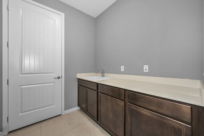 Building Photo - Large Spacious 2 bedroom 2 bath in Del Web