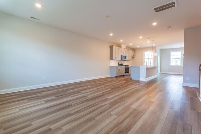 Building Photo - BEAUTIFUL TOWNHOME WITH COMMUNITY POOL