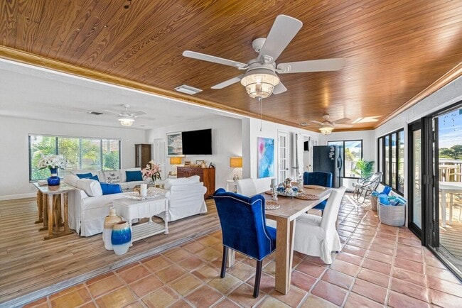 Building Photo - 25 NW 24th Ct