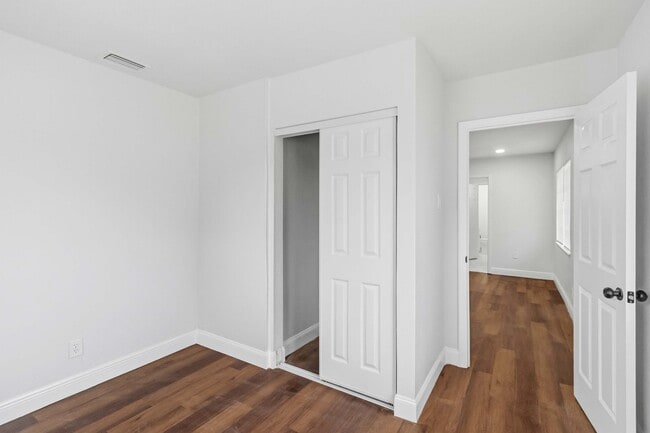 Building Photo - Beautifully Renovated 3/1 Home with Modern Finishes