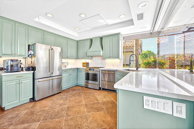 Building Photo - 10 Colonial Dr