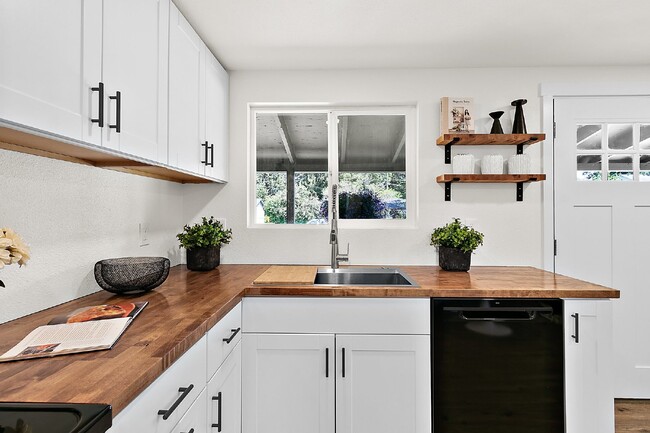 Building Photo - Newly Remodeled 1-Bedroom Duplex Unit with...
