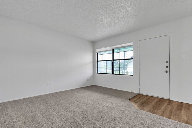 Building Photo - Cute 2 Bed 1 Bath Unit in Quiet Fourplex