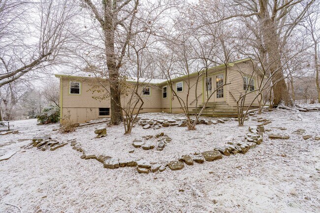Building Photo - Adorable 3BR home on 1.65 Acre Park-Like S...