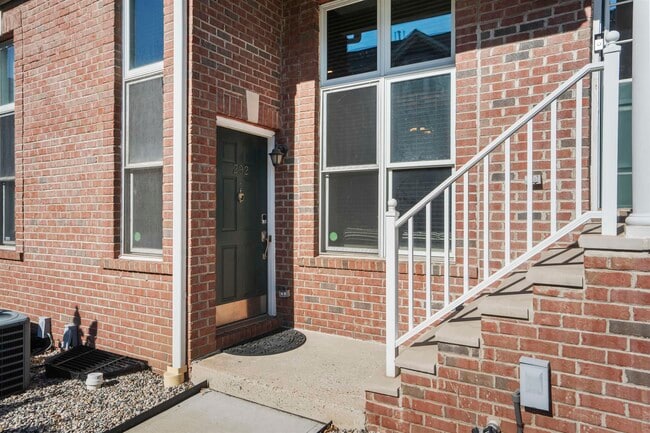 Building Photo - 292 Roslyn Ct
