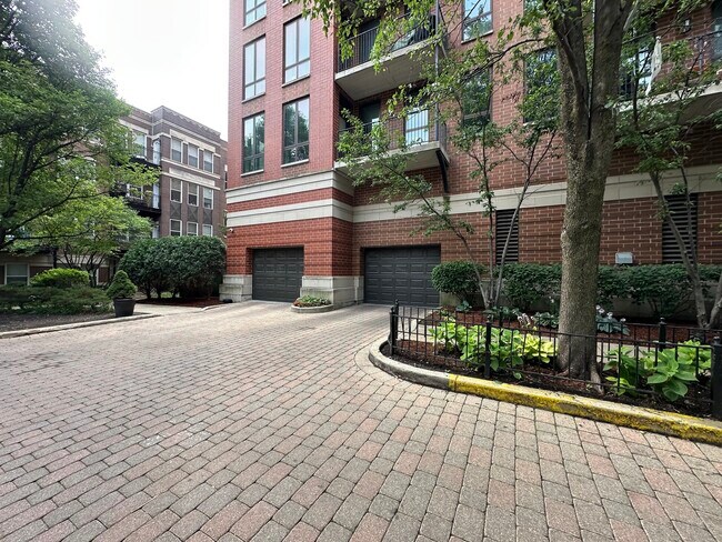 Building Photo - 343 W Old Town Ct