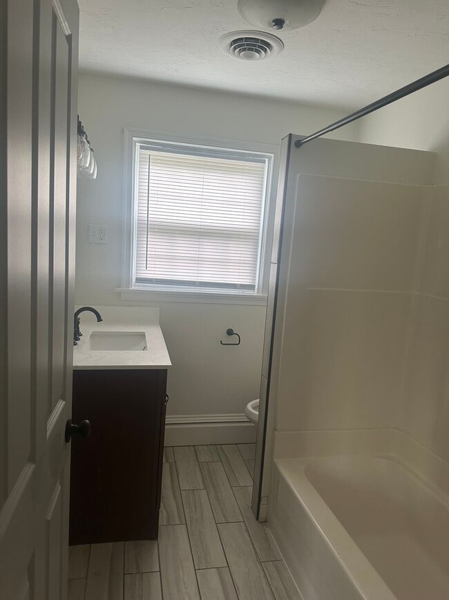 Building Photo - Available Now- 3 Bedroom Home in York!