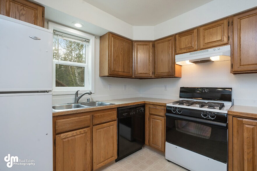 Building Photo - 1180 N Elsinore Ave