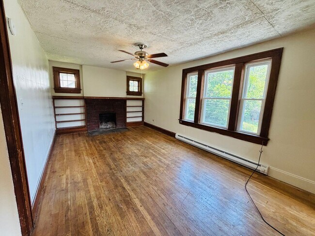 Building Photo - 3 Bedroom 1 Bath Duplex