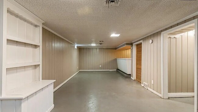 Building Photo - Terrific two bedroom home in Rock Island!