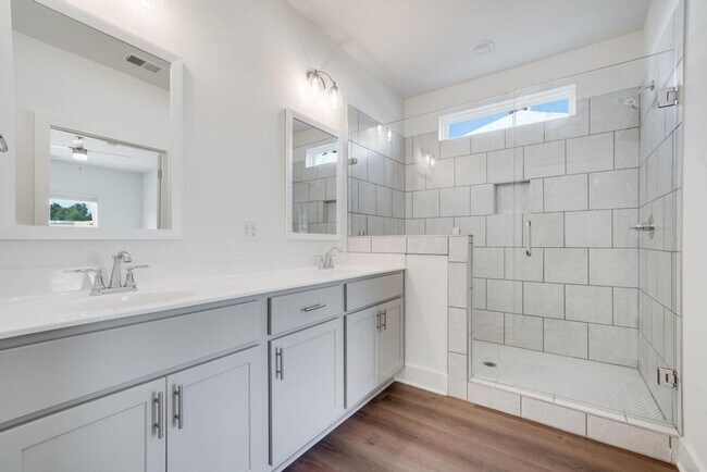 Building Photo - Primary bedroom on main level with bonus l...