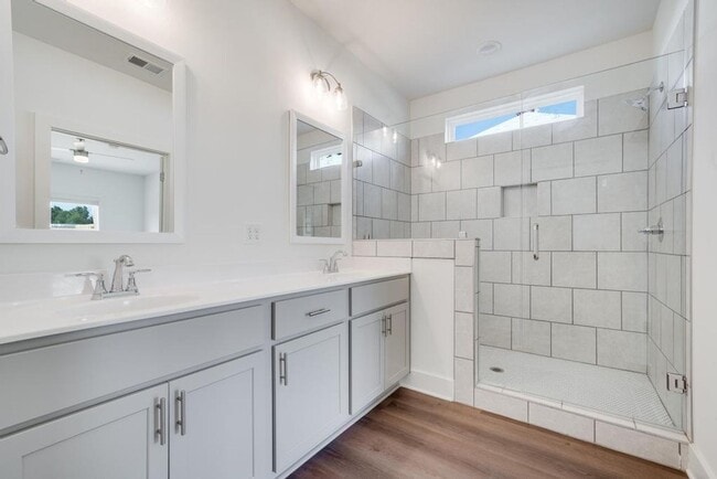 Building Photo - Primary suite on main level with bonus loft upstairs!