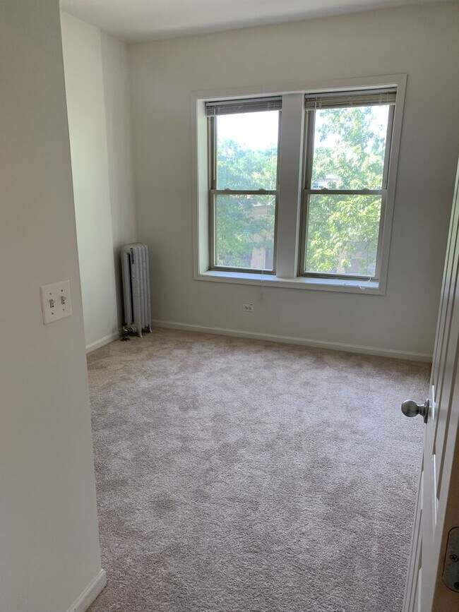 Building Photo - 1943 W Chase Ave