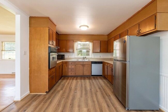 Building Photo - Spacious 3 Bed, 2 Bath Home with Open Floo...