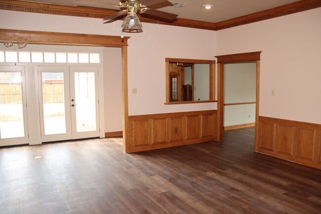 Building Photo - Large Single Family Home in Great Neighborhood