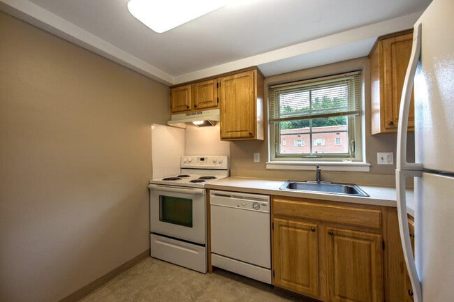 Kitchen Area - Forest Park Apartments