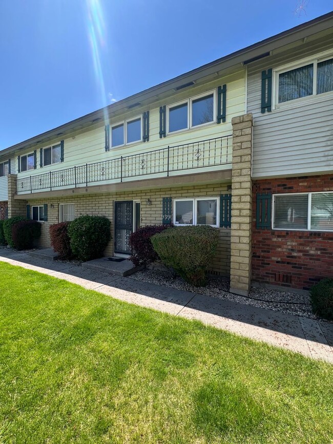 Building Photo - Two Bedroom Smithridge Park Townhome wi...