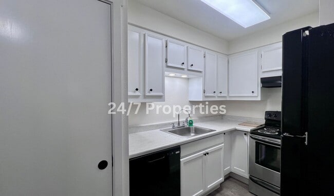 Building Photo - Newly Updated 1BD I 1BA - SANDY OR!