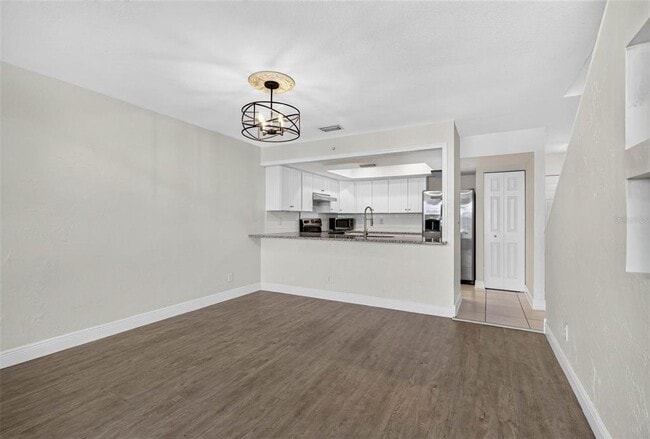 Building Photo - 606 S Glen Ave