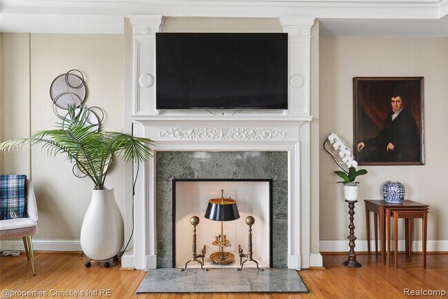 Building Photo - 15 E Kirby St