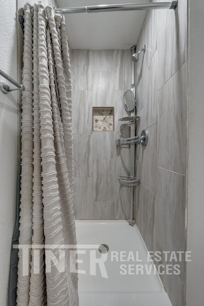 Building Photo - 324 Bridge Pl