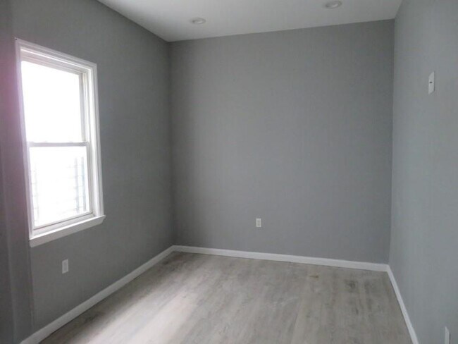 Building Photo - 572 Nassau St