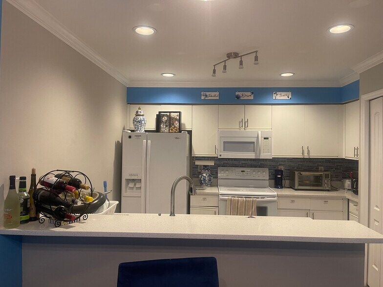 Kitchen w Breakfast Bar - 13120 Whitehaven Ln