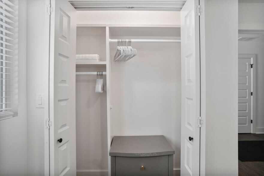 Building Photo - 975 Shadowridge Dr SE