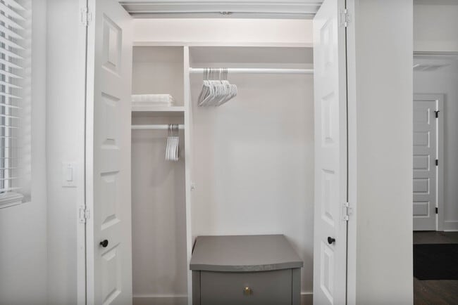 Building Photo - 975 Shadowridge Dr SE